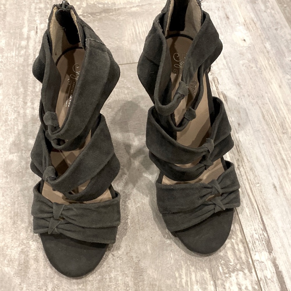 Cute sandal’s in dark grey